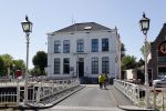 Harlingen 28 mei 2020
Piet Paulusma voor zijn huis in Harlingen.