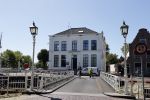 Harlingen 28 mei 2020
Piet Paulusma voor zijn huis in Harlingen.