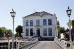 Harlingen 28 mei 2020
Piet Paulusma voor zijn huis in Harlingen.