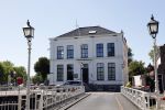 Harlingen 28 mei 2020
Piet Paulusma voor zijn huis in Harlingen.