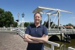Harlingen 28 mei 2020
Piet Paulusma voor zijn huis in Harlingen.