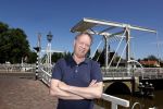 Harlingen 28 mei 2020
Piet Paulusma voor zijn huis in Harlingen.