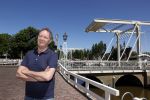 Harlingen 28 mei 2020
Piet Paulusma voor zijn huis in Harlingen.