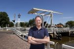 Harlingen 28 mei 2020
Piet Paulusma voor zijn huis in Harlingen.