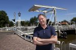 Harlingen 28 mei 2020
Piet Paulusma voor zijn huis in Harlingen.