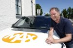 Harlingen 28 mei 2020
Piet Paulusma voor zijn huis in Harlingen.