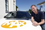 Harlingen 28 mei 2020
Piet Paulusma voor zijn huis in Harlingen.
