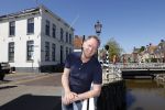 Harlingen 28 mei 2020
Piet Paulusma voor zijn huis in Harlingen.