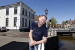 Harlingen 28 mei 2020
Piet Paulusma voor zijn huis in Harlingen.
