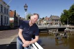 Harlingen 28 mei 2020
Piet Paulusma voor zijn huis in Harlingen.