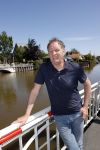 Harlingen 28 mei 2020
Piet Paulusma voor zijn huis in Harlingen.