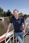 Harlingen 28 mei 2020
Piet Paulusma voor zijn huis in Harlingen.