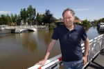 Harlingen 28 mei 2020
Piet Paulusma voor zijn huis in Harlingen.