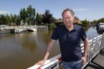 Harlingen 28 mei 2020
Piet Paulusma voor zijn huis in Harlingen.