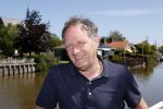 Harlingen 28 mei 2020
Piet Paulusma voor zijn huis in Harlingen.