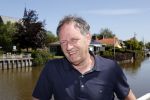 Harlingen 28 mei 2020
Piet Paulusma voor zijn huis in Harlingen.