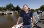 Harlingen 28 mei 2020
Piet Paulusma voor zijn huis in Harlingen.