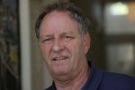 Harlingen 28 mei 2020
Piet Paulusma voor zijn huis in Harlingen.