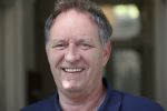 Harlingen 28 mei 2020
Piet Paulusma voor zijn huis in Harlingen.