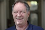 Harlingen 28 mei 2020
Piet Paulusma voor zijn huis in Harlingen.