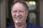 Harlingen 28 mei 2020
Piet Paulusma voor zijn huis in Harlingen.