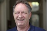 Harlingen 28 mei 2020
Piet Paulusma voor zijn huis in Harlingen.