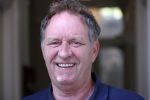 Harlingen 28 mei 2020
Piet Paulusma voor zijn huis in Harlingen.