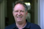 Harlingen 28 mei 2020
Piet Paulusma voor zijn huis in Harlingen.