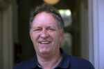 Harlingen 28 mei 2020
Piet Paulusma voor zijn huis in Harlingen.