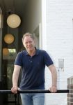 Harlingen 28 mei 2020
Piet Paulusma voor zijn huis in Harlingen.