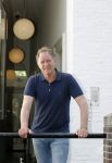 Harlingen 28 mei 2020
Piet Paulusma voor zijn huis in Harlingen.
