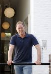 Harlingen 28 mei 2020
Piet Paulusma voor zijn huis in Harlingen.