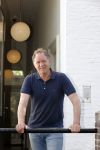 Harlingen 28 mei 2020
Piet Paulusma voor zijn huis in Harlingen.
