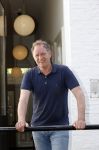 Harlingen 28 mei 2020
Piet Paulusma voor zijn huis in Harlingen.