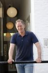 Harlingen 28 mei 2020
Piet Paulusma voor zijn huis in Harlingen.