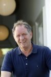 Harlingen 28 mei 2020
Piet Paulusma voor zijn huis in Harlingen.
