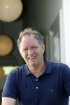 Harlingen 28 mei 2020
Piet Paulusma voor zijn huis in Harlingen.