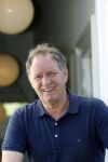 Harlingen 28 mei 2020
Piet Paulusma voor zijn huis in Harlingen.