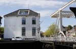 Harlingen 28 mei 2020
Piet Paulusma voor zijn huis in Harlingen.