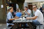Amsterdam 31 mei 2020
Quincy Schellevis met zijn vrouw op terras in de cornelis schuytstraat