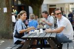 Amsterdam 31 mei 2020
Quincy Schellevis met zijn vrouw op terras in de cornelis schuytstraat