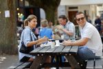 Amsterdam 31 mei 2020
Quincy Schellevis met zijn vrouw op terras in de cornelis schuytstraat
