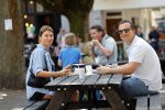 Amsterdam 31 mei 2020
Quincy Schellevis met zijn vrouw op terras in de cornelis schuytstraat