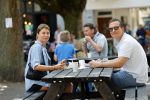 Amsterdam 31 mei 2020
Quincy Schellevis met zijn vrouw op terras in de cornelis schuytstraat