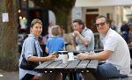 Amsterdam 31 mei 2020
Quincy Schellevis met zijn vrouw op terras in de cornelis schuytstraat