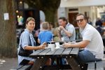Amsterdam 31 mei 2020
Quincy Schellevis met zijn vrouw op terras in de cornelis schuytstraat