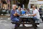Amsterdam 31 mei 2020
Quincy Schellevis met zijn vrouw op terras in de cornelis schuytstraat. Met Mark Teurlings