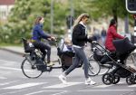 Amsterdam 2 mei 2020
Renee Gunning achter de kinderwagen.