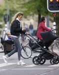 Amsterdam 2 mei 2020
Renee Gunning achter de kinderwagen.