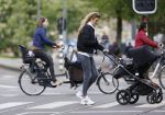 Amsterdam 2 mei 2020
Renee Gunning achter de kinderwagen.